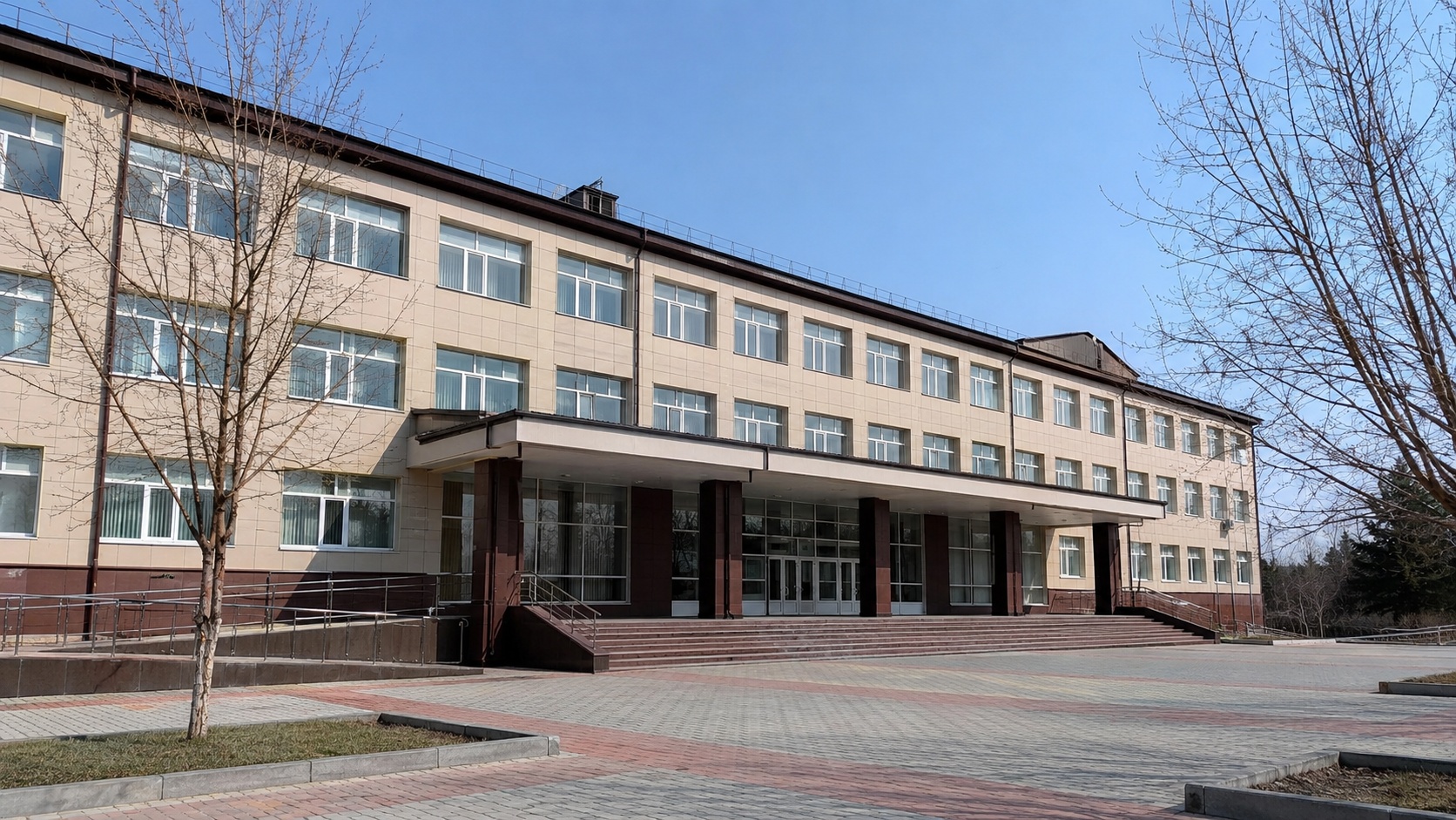 Приёмная комиссия юридического колледжа принимает документы у абитуриентов